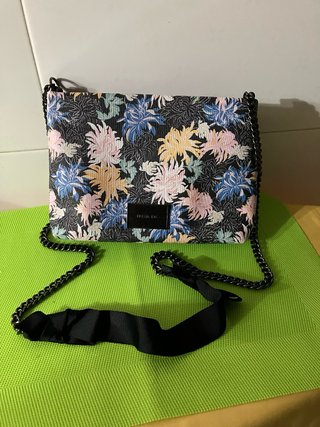 BONITO BOLSO COLGAR.6€