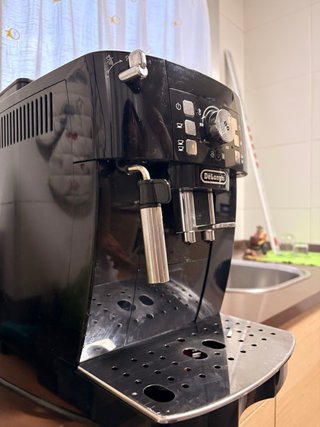 Cafetera DeLonghi Magnifica Negra