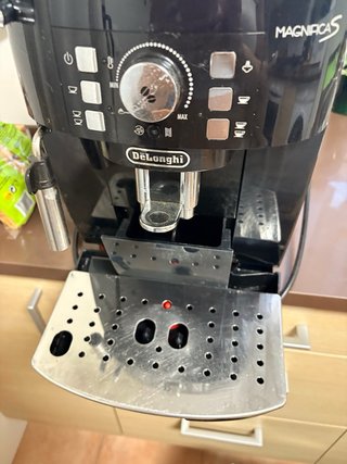 Cafetera DeLonghi Magnifica Negra