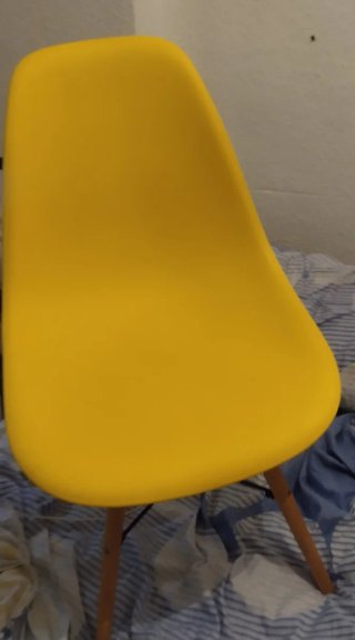 Silla amarilla de plástico y madera