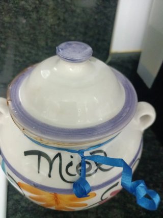 Tarro de cerámica para miel con flores