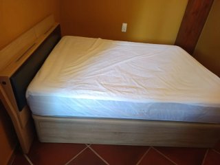 Canapé, colchón y cabecero de madera