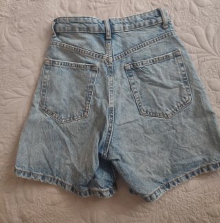 2 pantalones cortos mujer y uno largo Talla 32