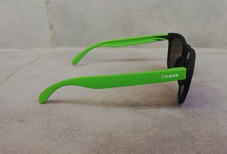 Gafas de sol negras y verdes espejadas