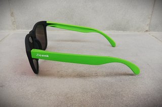 Gafas de sol negras y verdes espejadas