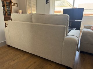 Sofá 2 y 3 plazas beige con funda para reposabrazo