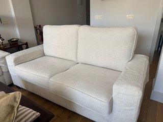 Sofá 2 y 3 plazas beige con funda para reposabrazo