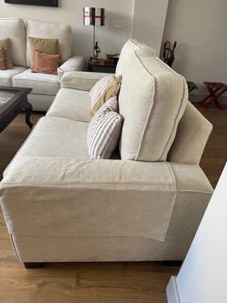 Sofá 2 y 3 plazas beige con funda para reposabrazo