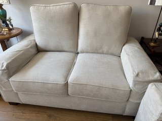 Sofá 2 y 3 plazas beige con funda para reposabrazo