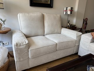 Sofá 2 y 3 plazas beige con funda para reposabrazo