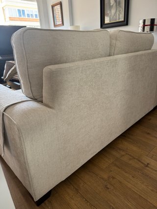 Sofá 2 y 3 plazas beige con funda para reposabrazo