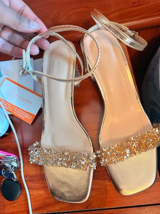 Sandalias doradas tacón transparente