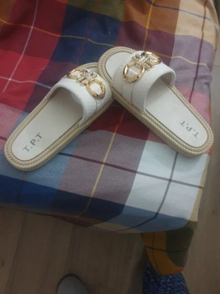 Sandalias T.P.T. blancas con detalle dorado
