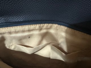 Bolso azul con logo dorado