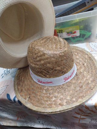 Sombrero de paja con cinta roja lotes