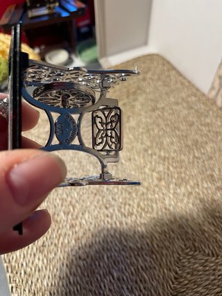 Macchina da cucire miniatura