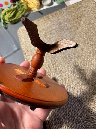 Tavolino rotondo decorato per casa delle bambole