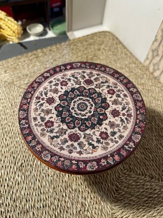 Tavolino rotondo decorato per casa delle bambole