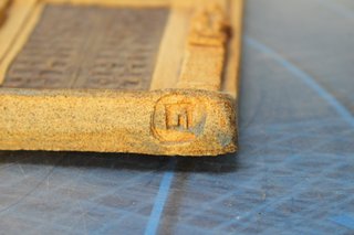 Relieve en cerámica de la fachada de la antigua facultad de medicina de Zaragoza.