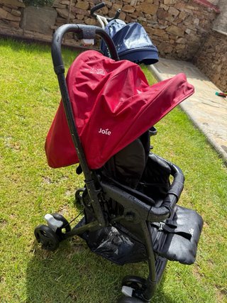 Silla de paseo Joie roja y negra