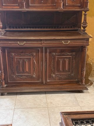Aparador de madera tallada