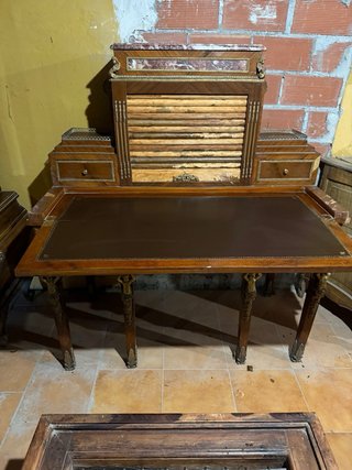 Escritorio de madera con detalles dorados