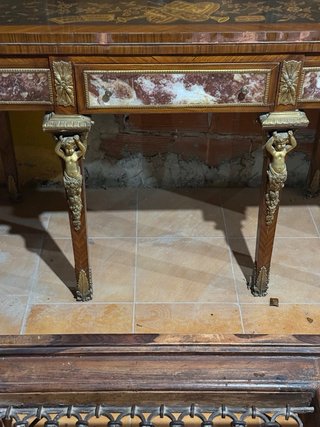 Escritorio de madera con detalles dorados