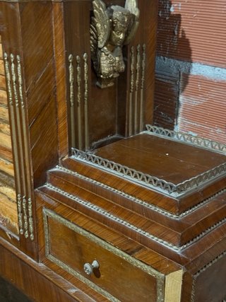 Escritorio de madera con detalles dorados