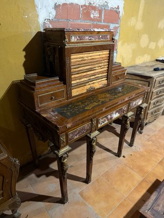 Escritorio de madera con detalles dorados