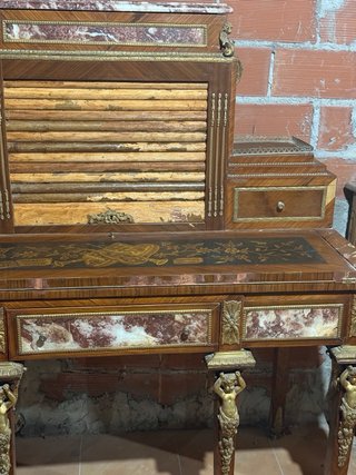 Escritorio de madera con detalles dorados
