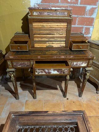 Escritorio de madera con detalles dorados