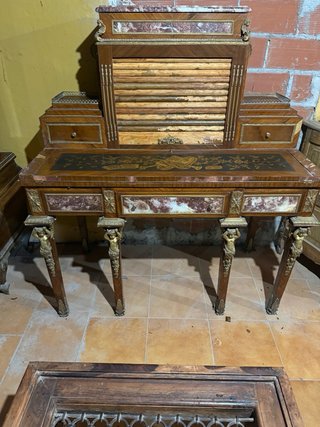 Escritorio de madera con detalles dorados
