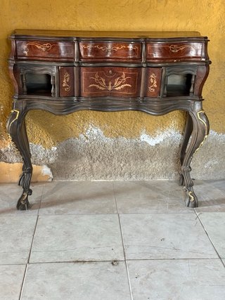 Mueble de madera y metal con detalles dorados