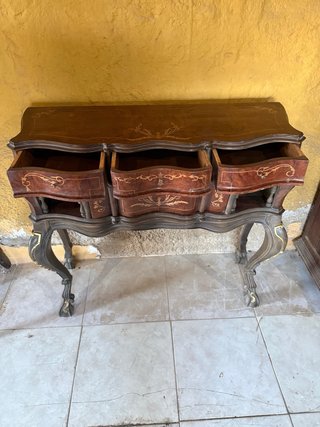 Mueble de madera y metal con detalles dorados