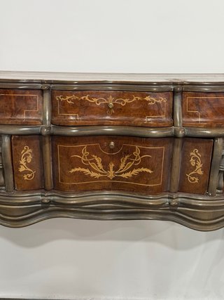 Mueble de madera y metal con detalles dorados