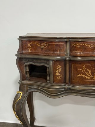 Mueble de madera y metal con detalles dorados
