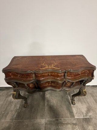 Mueble de madera y metal con detalles dorados