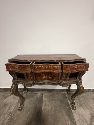 Mueble de madera y metal con detalles dorados