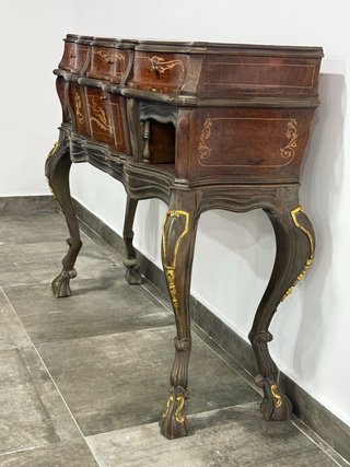 Mueble de madera y metal con detalles dorados