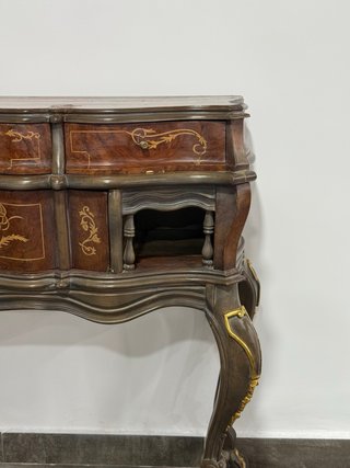 Mueble de madera y metal con detalles dorados