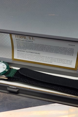 Reloj juvenil con correa de tela.