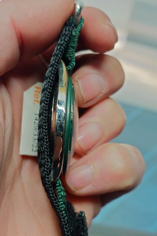 Reloj juvenil con correa de tela.