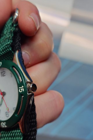 Reloj juvenil con correa de tela.