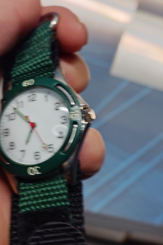 Reloj juvenil con correa de tela.