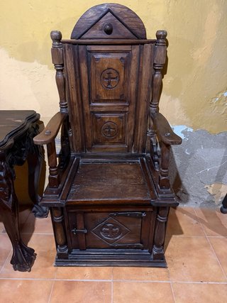Sillón de madera tallada