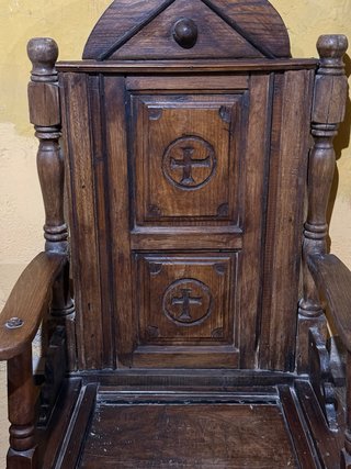 Sillón de madera tallada