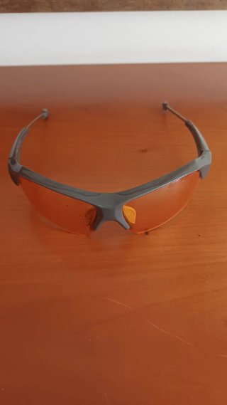 Gafas de sol deportivas grises y naranjas