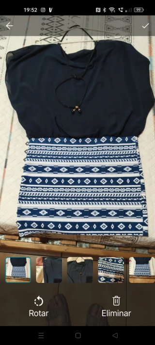 Vestido azul y blanco con estampado étnico