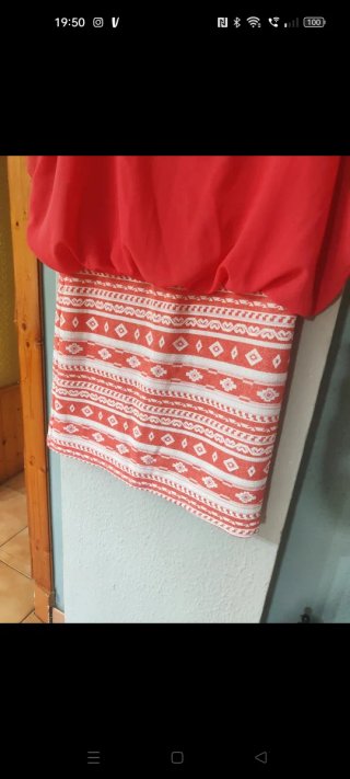 Vestido azul y blanco con estampado étnico
