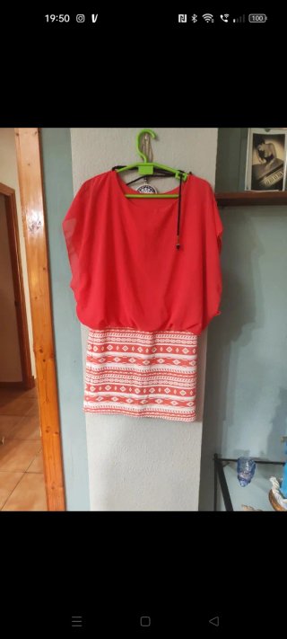 Vestido azul y blanco con estampado étnico